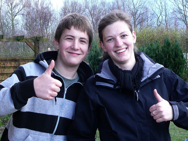 2008-04-12_pruefung_01 Johannes Fölster und Kristina Schwannecke freuen sich über die bestandene Theorie-Prüfung