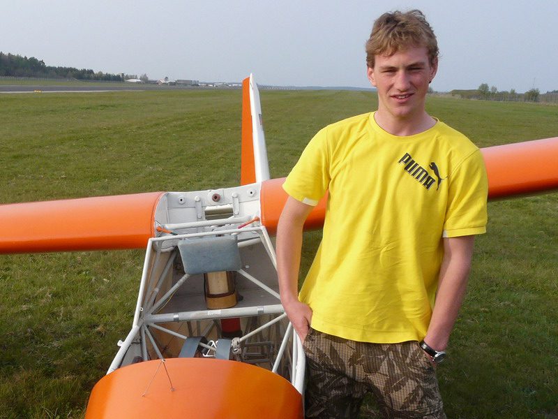2008-04-27_carsten_01 Carsten Thamm mit der Ka8 auf dem Flugplatz in Husum