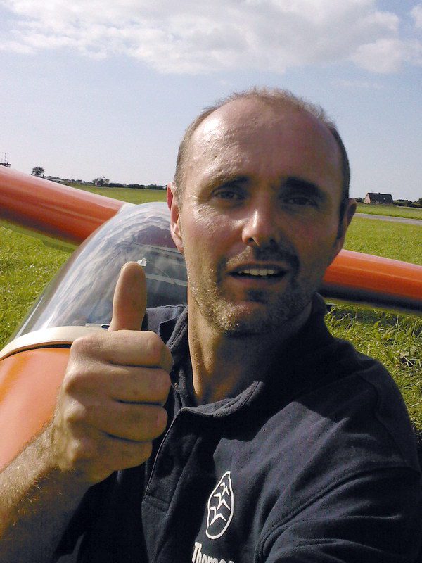 2008_08-30_thomas_buesum_01 Thomas Böttcher auf dem Flugplatz Heide-Büsum