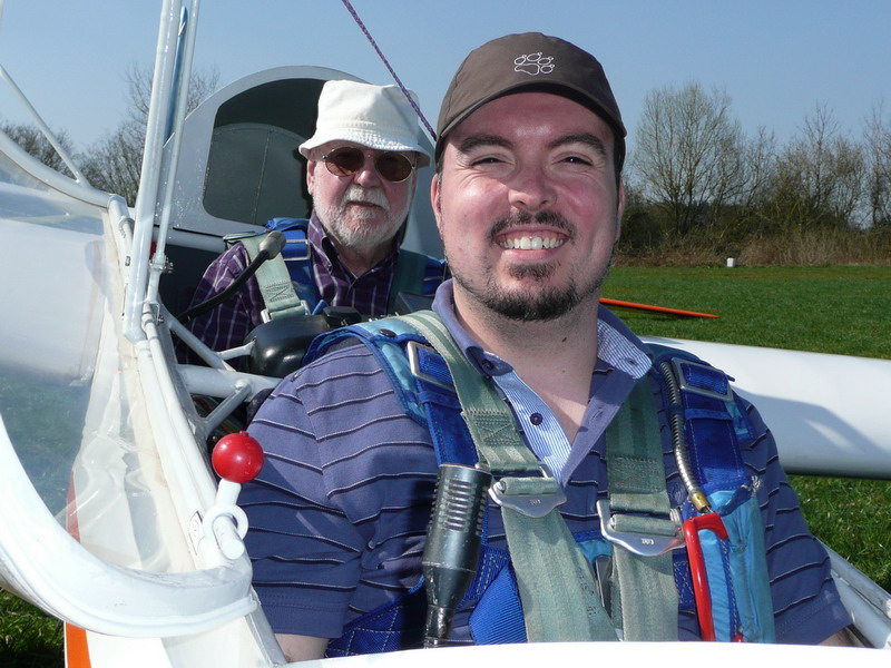 2009-04-10_sebastian Sebastian Grimm vor seinem ersten Schulstart mit Fluglehrer Jochen Bracker