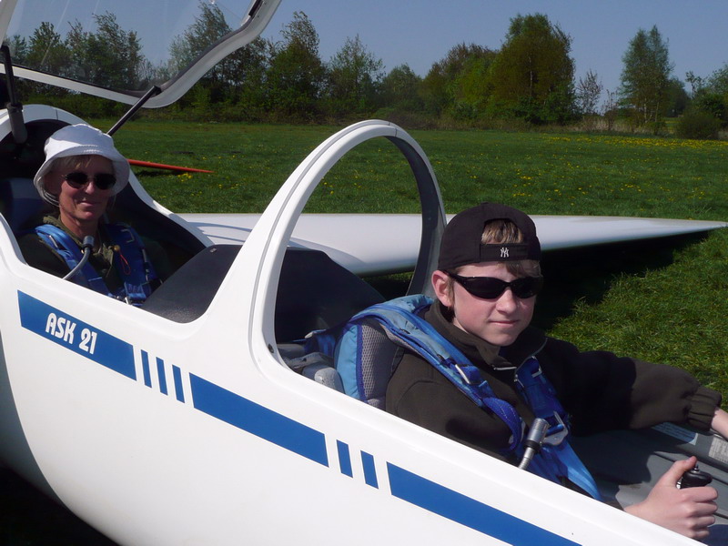 2009-05-01_max Max Hillmann an seinem ersten Tag als Flugschüler mit Elke Fuglsang-Petersen an ihrem ersten Tag als Fluglehrerin