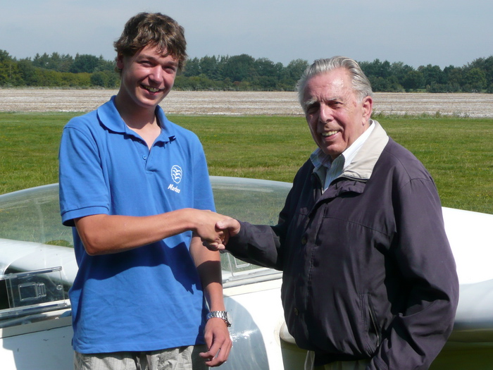 2009-08-15_markus_lentin_klaus_hahn Prüfer Klaus Hahn gratuliert Markus Lentin zur bestandenen Prüfung für die Segelflug-Lizenz