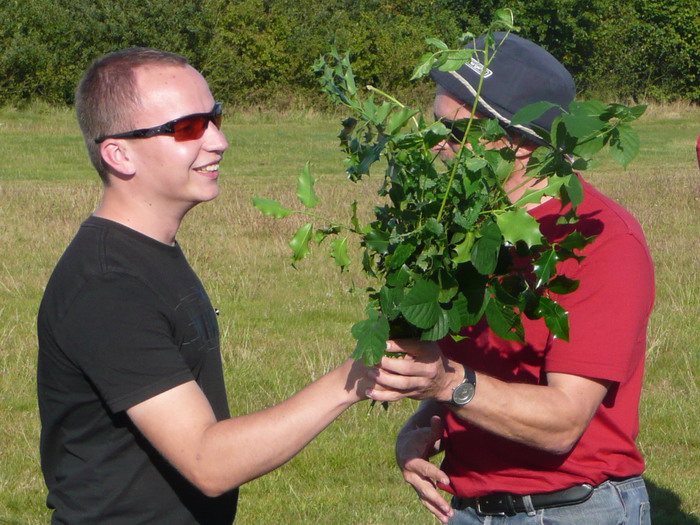 2009-09-19_hendrik Hendrik Wenzel nach bestandener A-Prüfung: Fluglehrer Ralf Paech überreicht den pieksenden Strauß