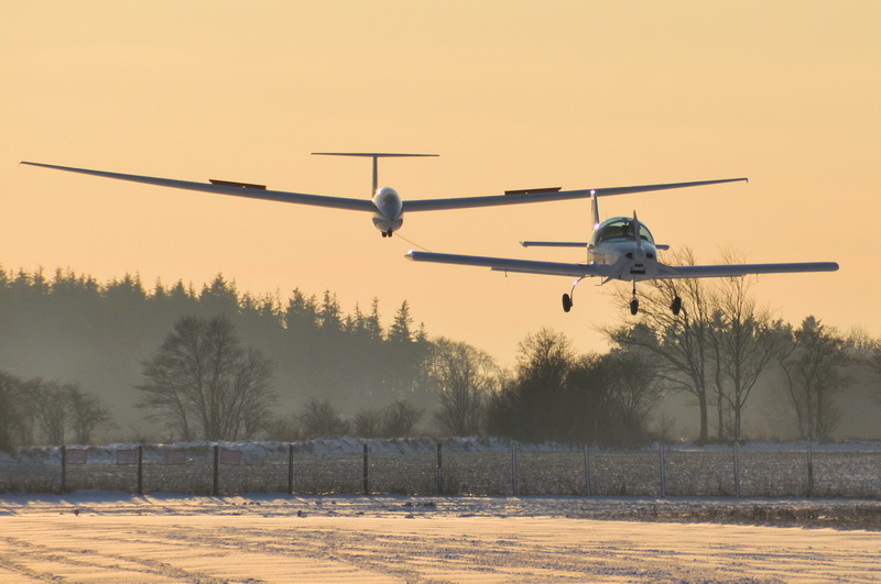 Landeanflug des Schleppzugs aus Breezer und ASK 21 zum Touch-and-Go