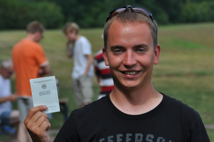 2010-07-17_hendrik Hendrik Wenzel ist stolz auf seine Segelflug-Pilotenlizenz