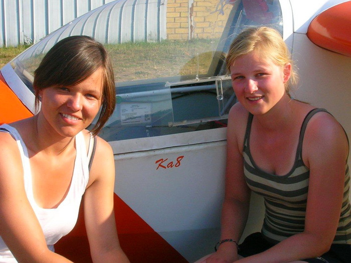2010-07-21_nele_jacki_c Nele Lendt und Jacqueline Heckendorf vor der Ka8, mit der sie ihre C-Prüfungen geflogen haben