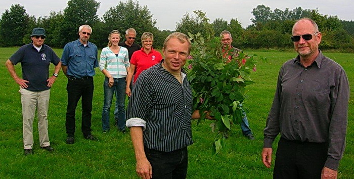 2010-09-12_frank_a Frank Zimmermann (rechts) mit Fluglehrer Ralf Paech und Gratulanten aus dem Verein