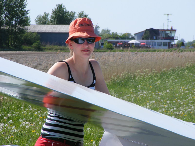 Kristina Schwannecke auf dem Flugplatz Heide-Büsum